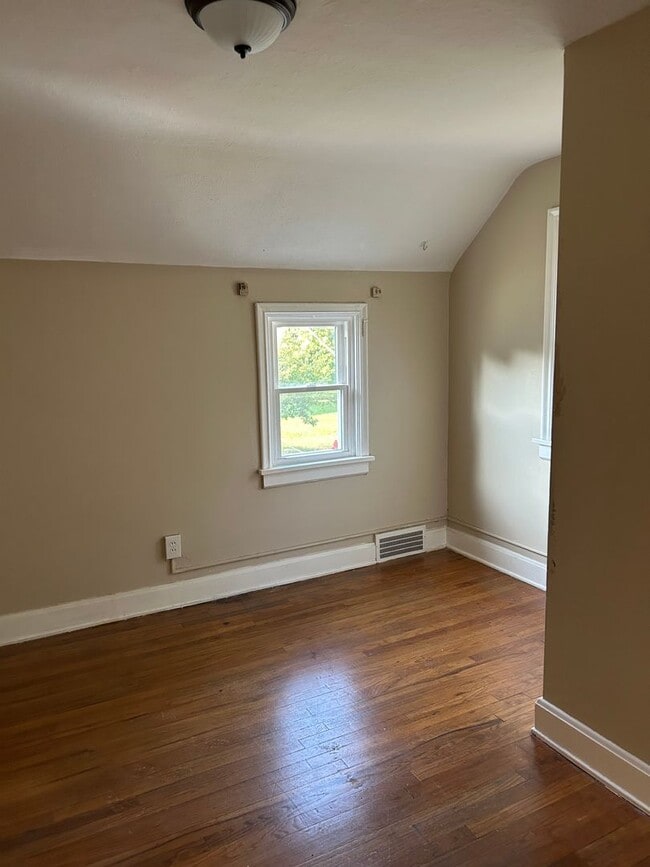 Building Photo - 3 Bedroom with 2 Car Attached garage