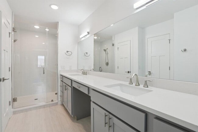 Building Photo - 302 Tesla Cir