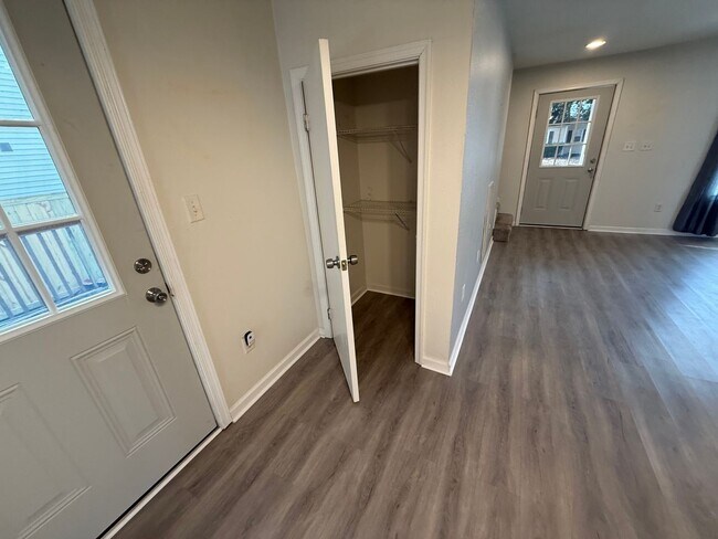 Building Photo - **4bed near MIL base- GRANITE/STAINLESS STEEL Appliances~ Roomates welcome!