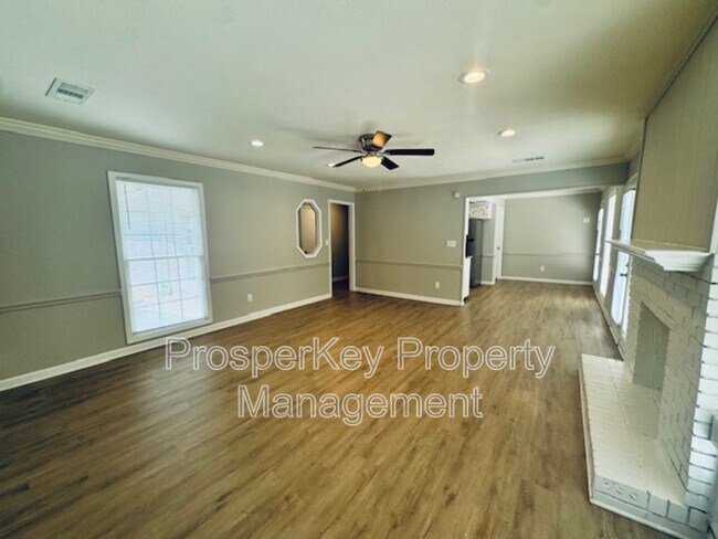 Building Photo - 4814 Fairview Dr
