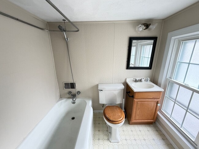 Building Photo - 3 bedroom charmer in Germantown