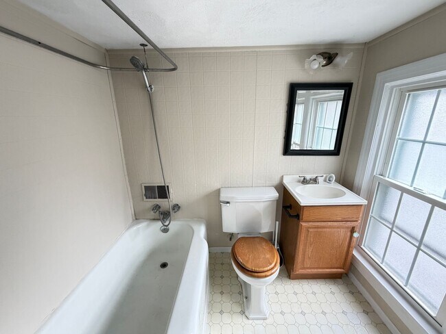 Building Photo - 825 Parkway Dr