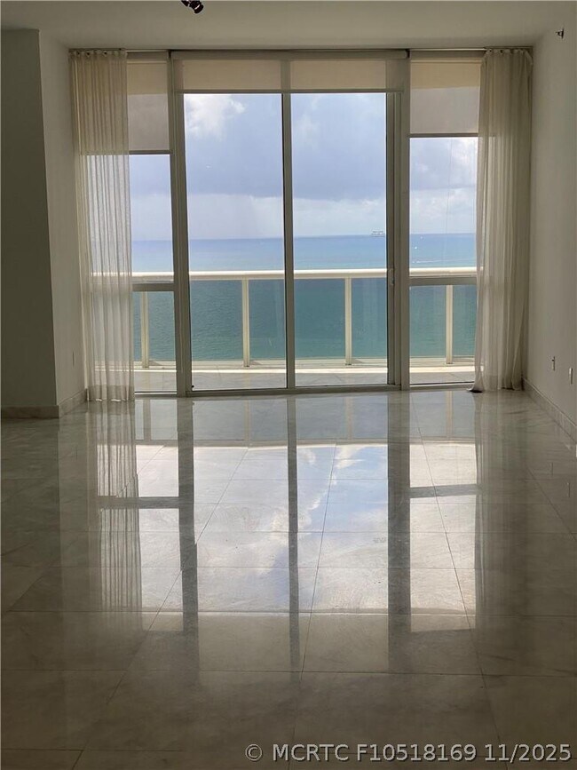 Building Photo - 16001 Collins Ave