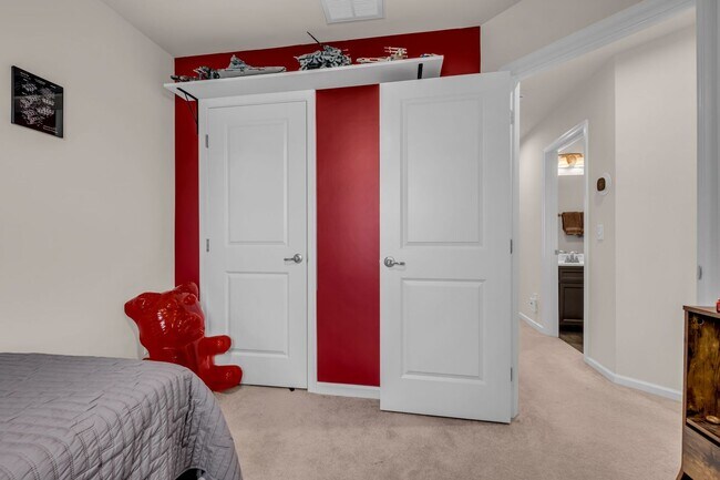 Building Photo - 3 BED 2.5 BATH TOWNHOME WALKING DISTANCE TO LEBANON SQUARE!