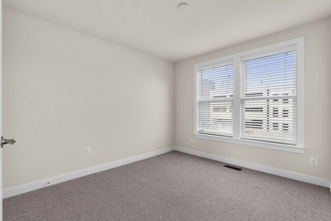 Building Photo - 3 Bed 4.5 Bath - Downtown Crown Townhouse ...
