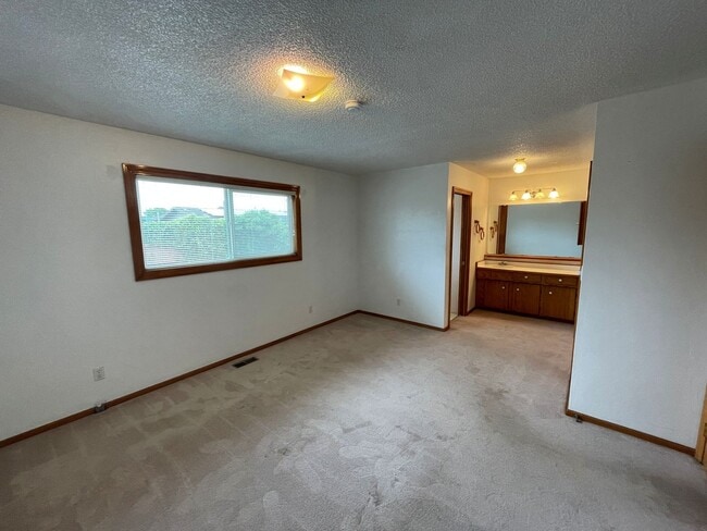 Building Photo - Charming 3 Bedroom, 2 Bath Home with Attac...
