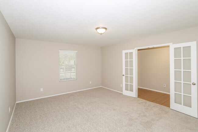 Building Photo - Spacious 3-Bedroom Home