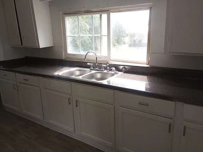 Building Photo - 98 Camp Cir