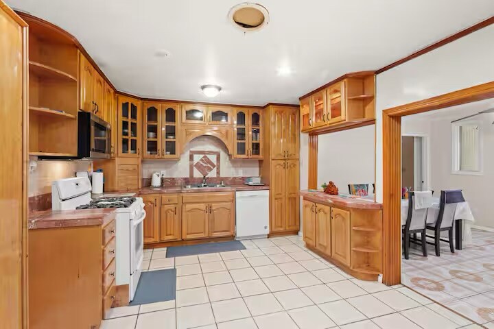 Building Photo - 430 E 184th St