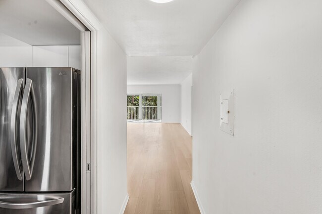 Building Photo - 200 E Royal Palm Rd