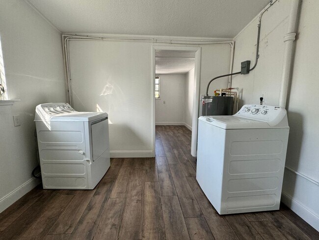 Building Photo - Fully Renovated 3 Bed/ 2 Bath Available Now!