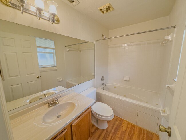 Building Photo - 4415 SW 34th St
