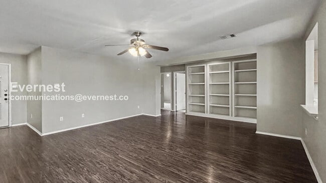 Building Photo - 3 Bed, 2 Bath Home with Garage / Pet-Friendly / Available Now!