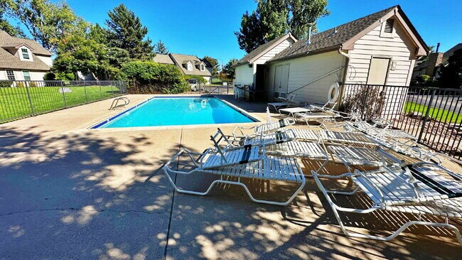 Building Photo - Beautiful Updated 2 Bed 2 Bath on Golf Course in Cherry Creek Schools