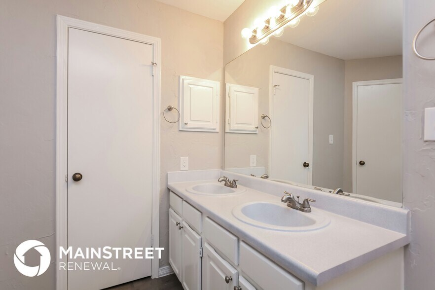 Building Photo - 1420 Paintbrush St