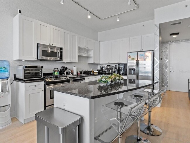 Building Photo - 150 E Robinson St