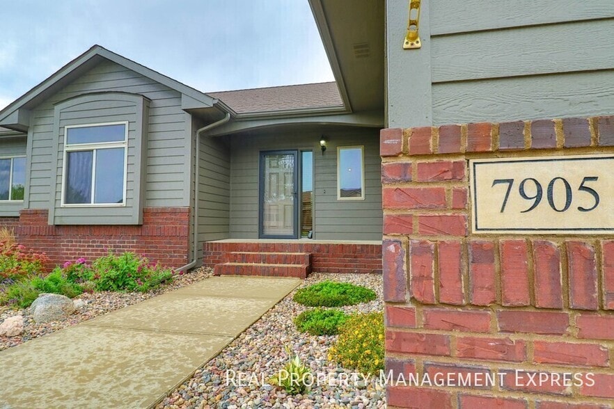 Building Photo - 7905 S Grass Creek Dr
