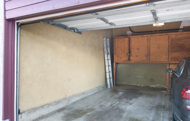 Building Photo - Large One Bedroom in University Heights wi...