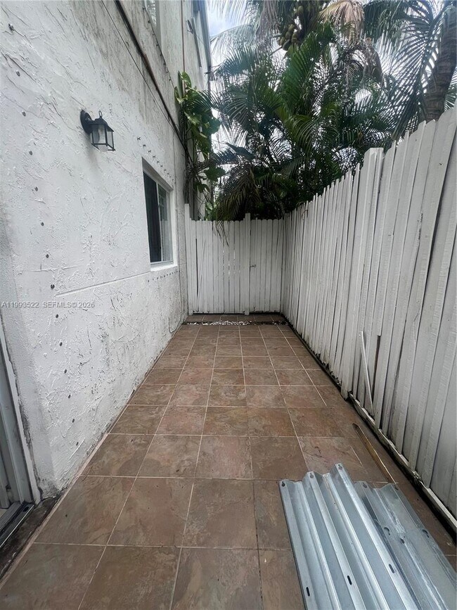 Building Photo - 3680 Oak Ave