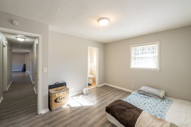 Building Photo - "Charming 3-Bedroom Retreat with 2 Full Ba...