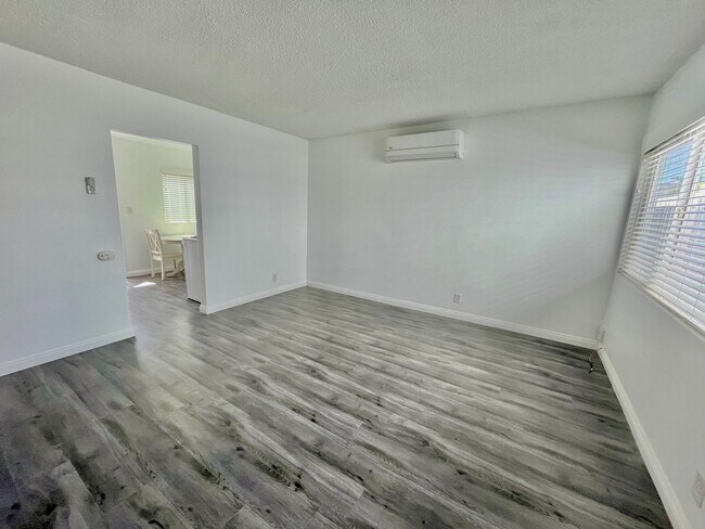 Building Photo - Small