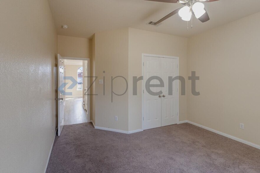 Building Photo - 498 Crossland Dr