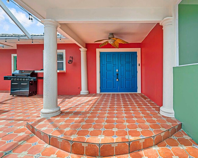 Building Photo - 532 N Palmway