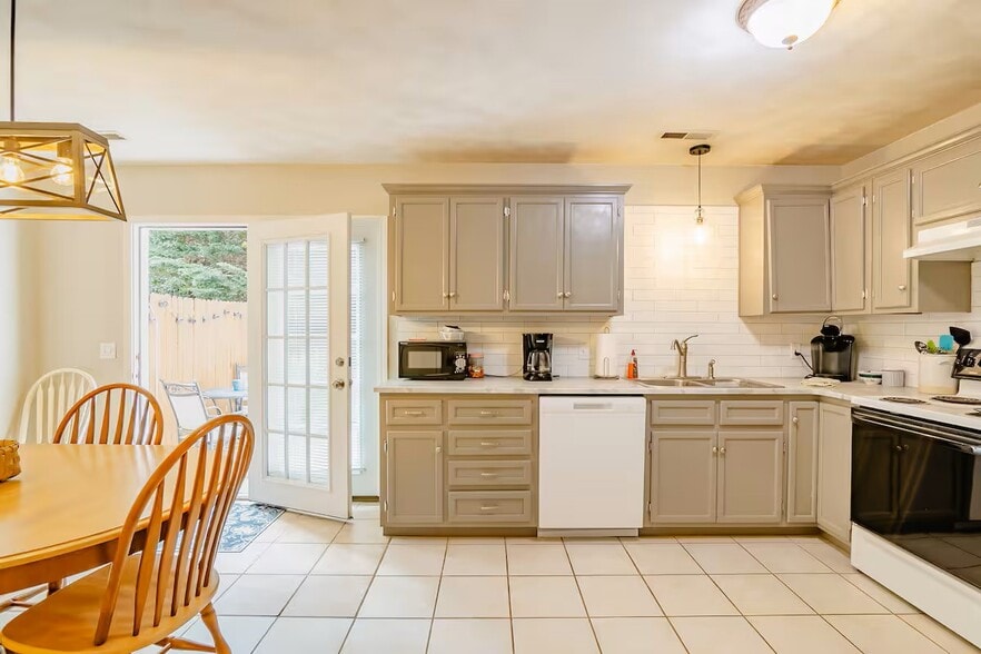 Dining area has seating for 5 and door to back patio. - 515 School Ln