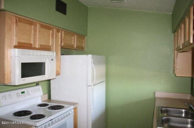 Building Photo - 3301 E Earll Dr
