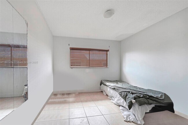 Building Photo - 1054 SW 124th Ct