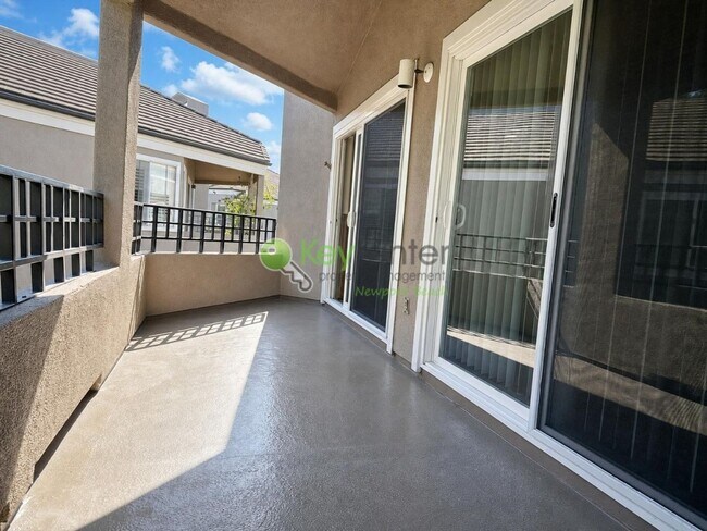 Building Photo - Beautifully renovated single-level condo in gated Newport Baycrest