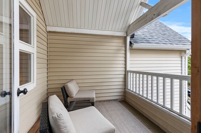 Building Photo - Lovely Row House in Kenton with Fenced Yard and Attached Garage
