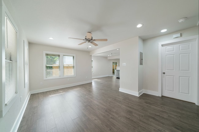 Building Photo - 1627 W Mariposa Dr