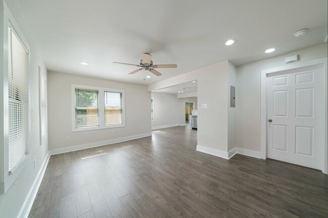 Building Photo - Beautiful newly remodeled 3 bd | 2 ba Available NOW! Located 10 min from Alamo Quarry!