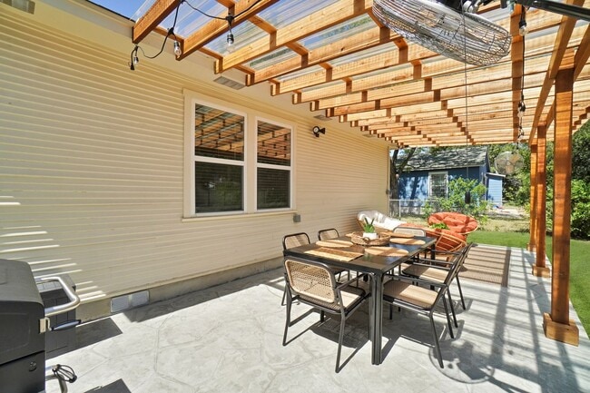 Building Photo - Gorgeous 3 bedroom, 2 ba home in the heart...