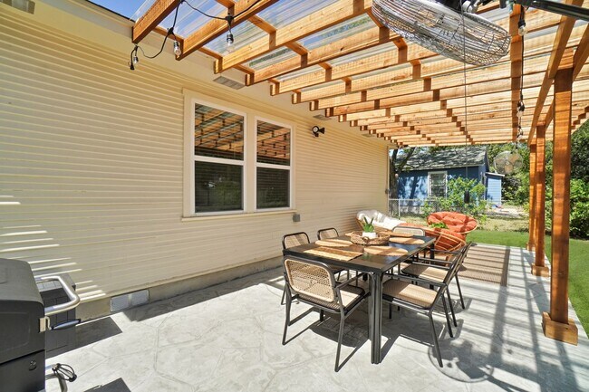 Building Photo - Gorgeous 3 bedroom, 2 bath house in the he...