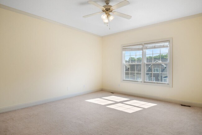 Building Photo - 3 bed/2 1/2 Bath. Pet Friendly, Pool,