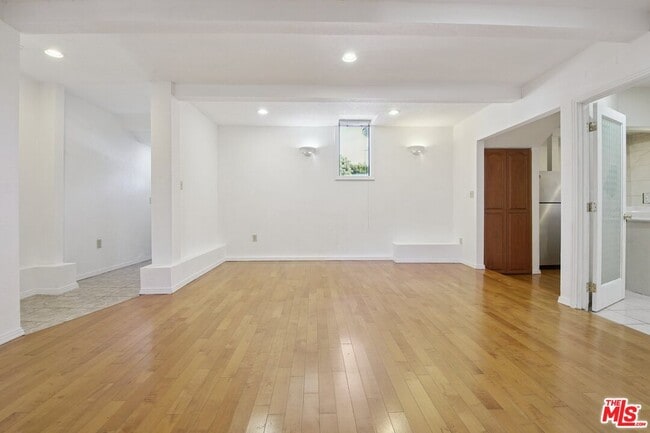 Building Photo - 5667 Heatherdale Dr