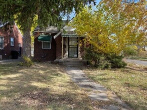 Building Photo - This beautifully updated 3-bedroom, 1-bath...