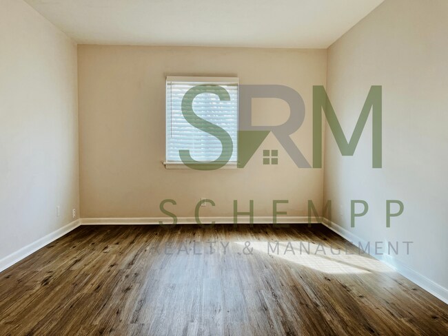 Building Photo - Remodeled one bedroom condo off Gardiner Lane with pool access