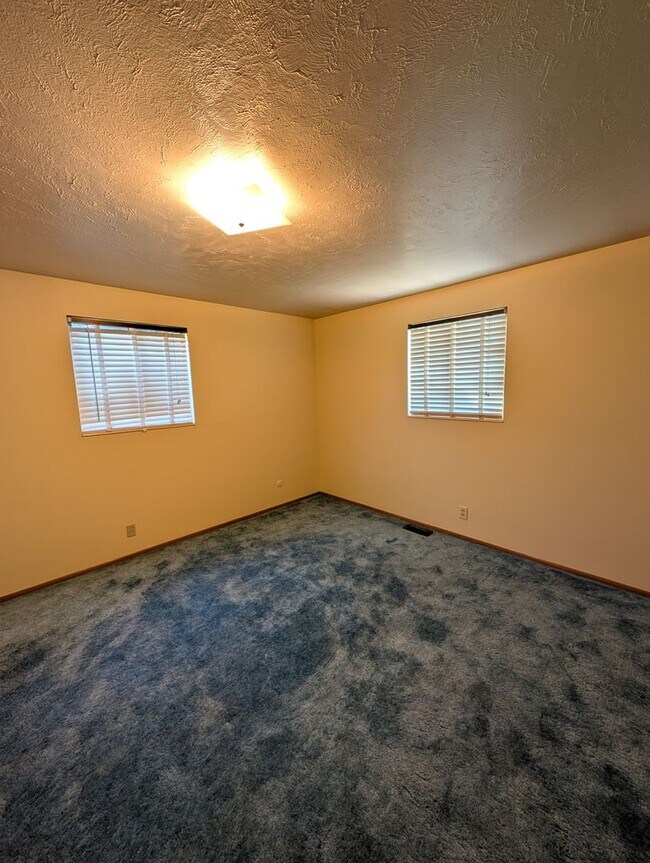 Building Photo - 675 University Dr