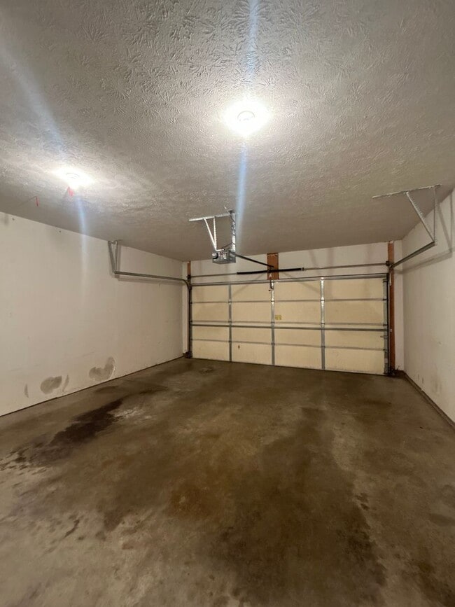 Building Photo - 3 Bedroom Townhome - Short Term Lease Available!