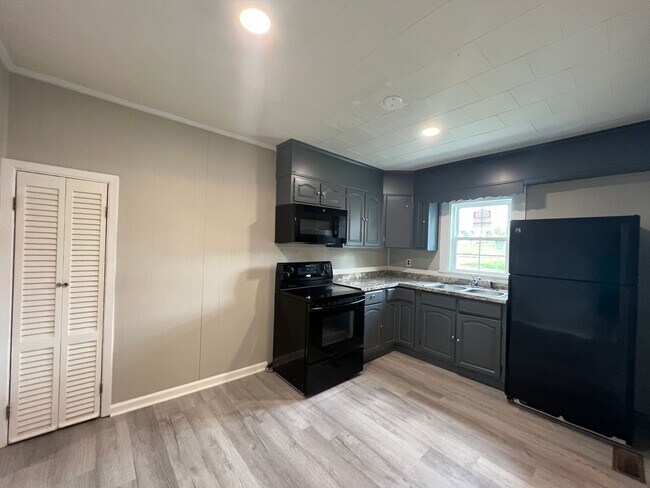 Building Photo - MOVE-IN Special*$250 off first month's ful...