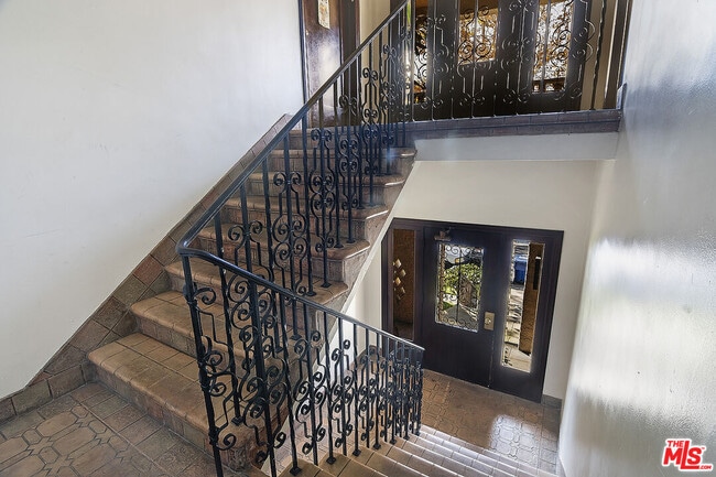 Building Photo - 126 N Sycamore Ave