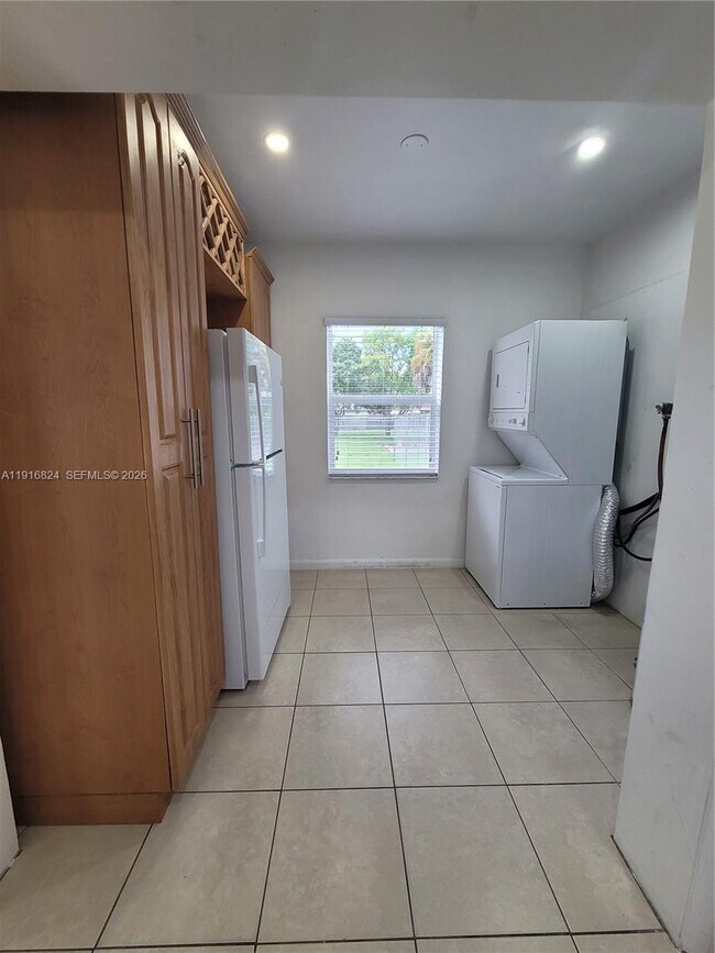 Building Photo - 8839 SW 28th St