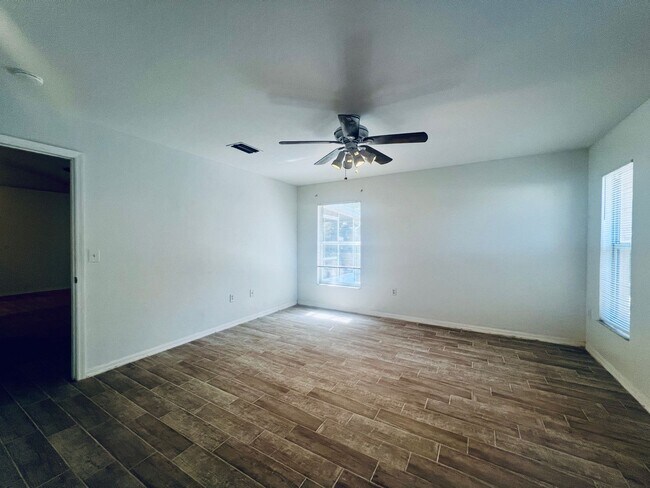 Building Photo - 3 Bedroom, 2 Bath Home with Yard - Palmetto