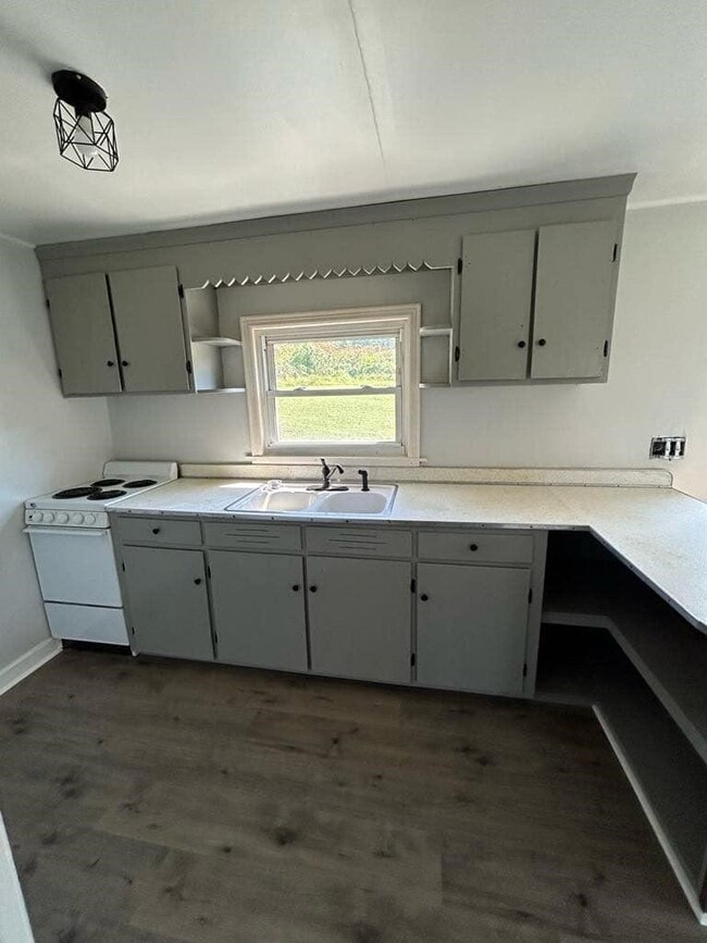 Building Photo - 2073 Castleton Rd