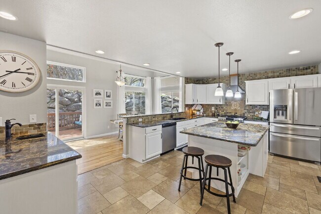 Building Photo - Spacious 6-Bedroom Broadmoor Rental with M...