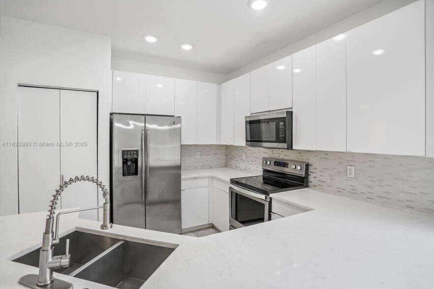 Building Photo - 1126 Golden Cane Dr
