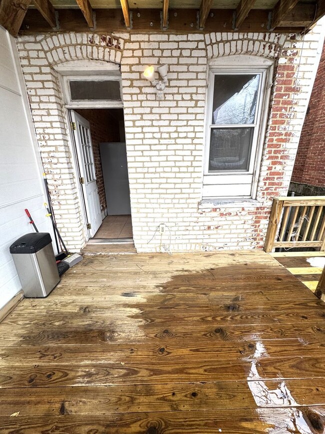 Building Photo - Centrally Located 2 BR Townhouse with Den/...